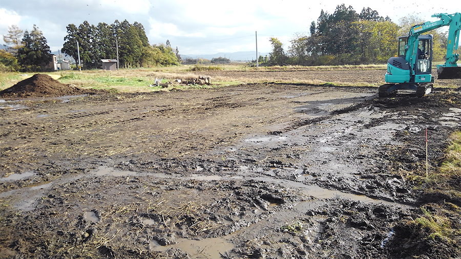 ご覧の通り、土が水分を含んでおり、車が入れない状態です。このような足場では車も人もぬかるんで、泥だらけになってしまいます。